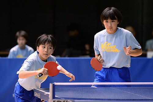 息の合ったプレーで全勝した川畑（右）・直江のダブルス